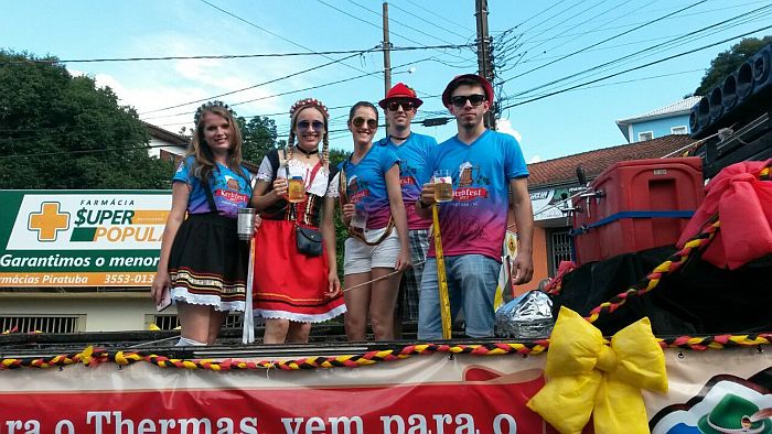 Desfile de carros alegóricos pela Avenida 18 de Fevereiro é uma das atrações (Divulgação/Thermas Piratuba)