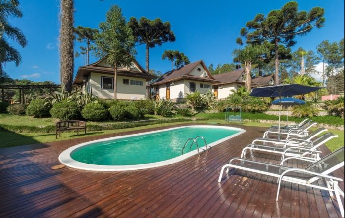 Os hóspedes têm à sua disposição piscina externa com deck - Foto: Divulgação