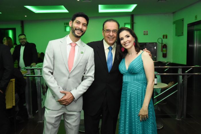 Biomédico Roberto Figueiredo, conhecido como ‘Doutor Bactéria’ prestigiou jantar promovido pelo CRBM6 em homenagem à categoria. Na foto ele aparece com o presidente do CRBM6, Thiago Massuda, e com a vice-presidente, Daiane Camacho - Foto: Divulgação