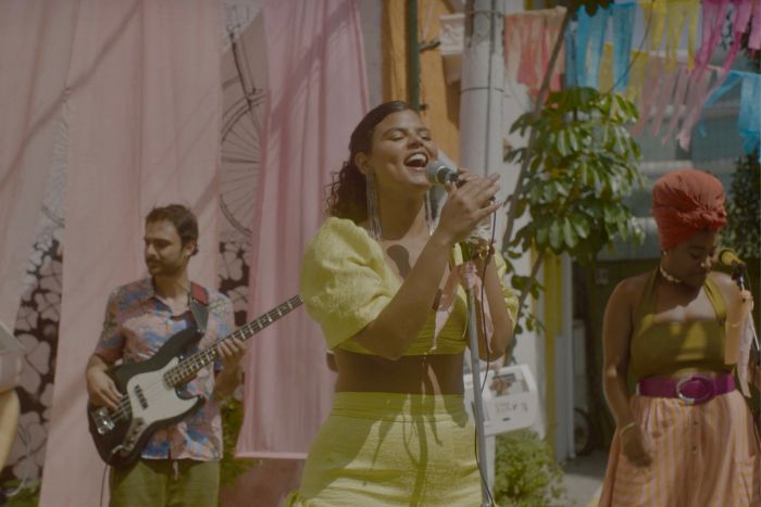 Amanda Magalhães lança single e videoclipe de “O amor te dá”