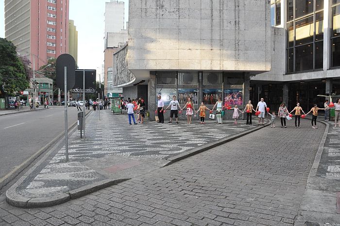 Abração pela Escola de Dança do Teatro Guaíra reúne 700 pessoas