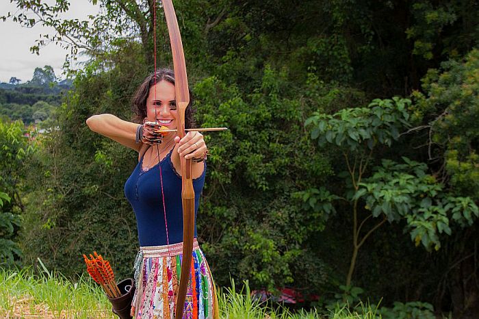 Aulas de arco e flecha desenvolvem concentração e foco